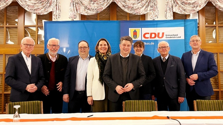 Der geschäftsführende Kreisvorstand: vl. Dr. Hans-Gert Pöttering, Bernhard Strootmann, Markus Unger, Maren von der Heide, Christian Calderone, Meike Krüger, Reinhard von Schorlemer, Kreisgeschäftsführer Ansgar Deters